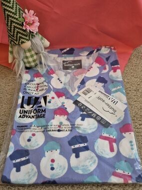 LARGE BRAND NEW IN PACKAGE WOMENS BUTTER SOFT SNOWMAN SCRUB TOP
